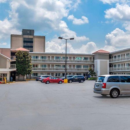 Econo Lodge Downtown Louisville Bagian luar foto