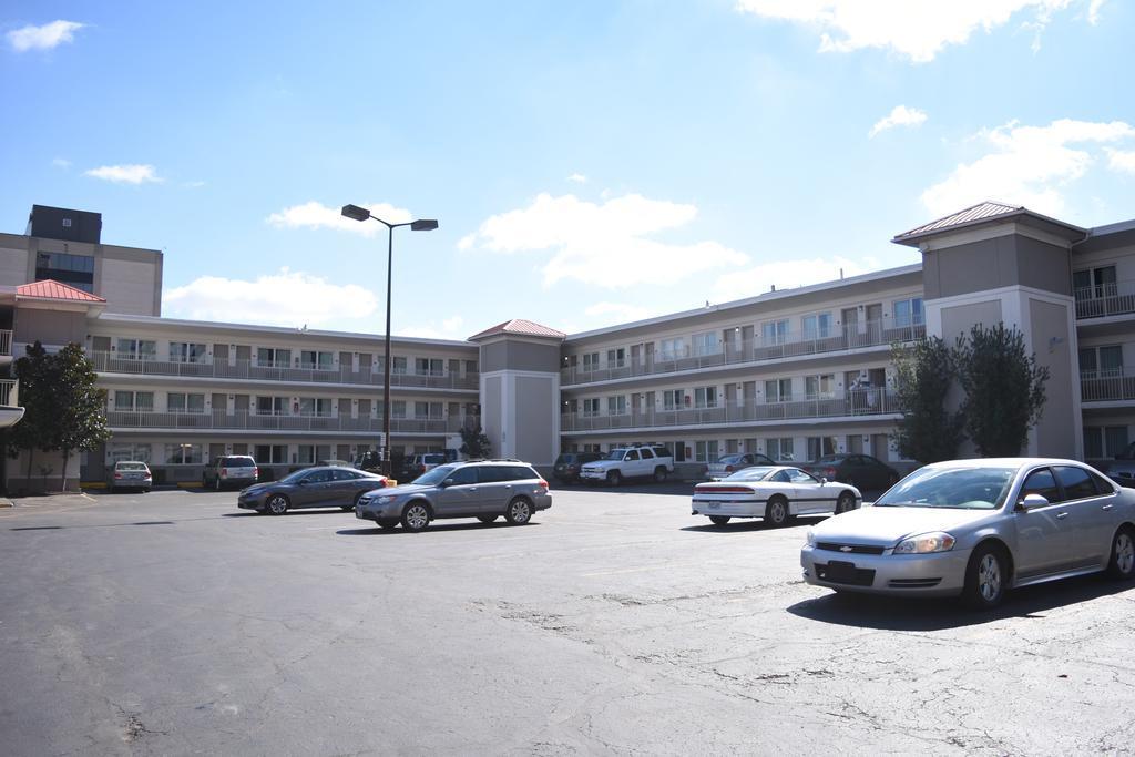 Econo Lodge Downtown Louisville Bagian luar foto