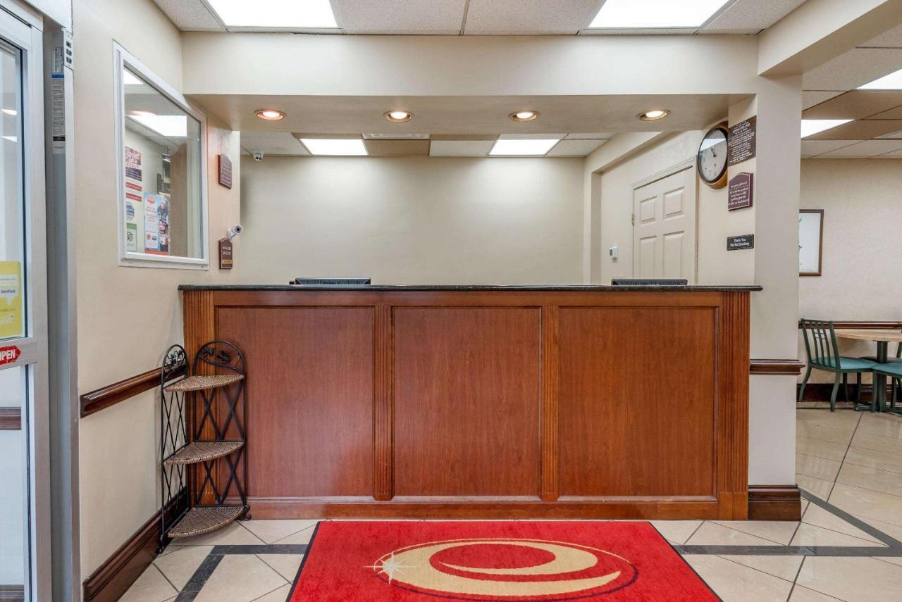 Econo Lodge Downtown Louisville Bagian luar foto